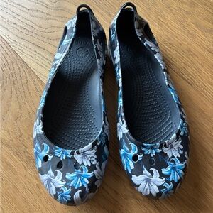 Crocs mary jane floral gray and blue womens 9